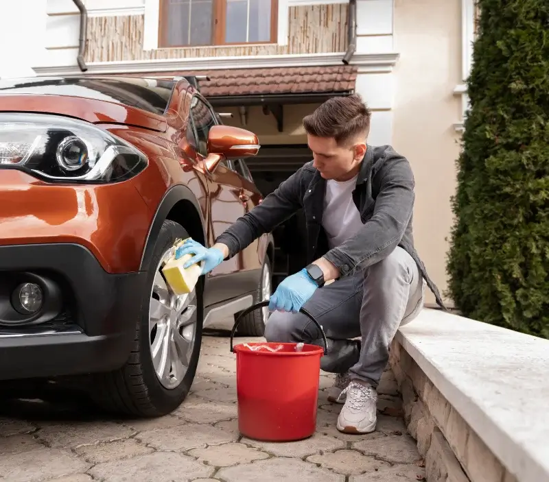Lavage auto à domicile Saint-Nazaire-sur-Charente : professionnel intervenant sur un véhicule